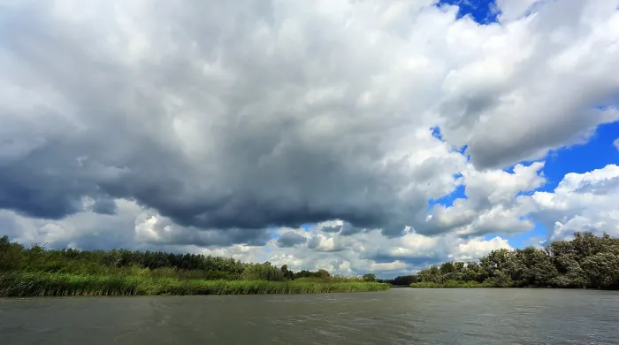 Gerahmter Druck : Biesbosch. Dichte Wolkenformationen packen sich zusammen über die Zoetemelkskil Gerahmter Druck : Biesbosch. Dichte Wolkenformationen packen sich zusammen über die Zoetemelkskil