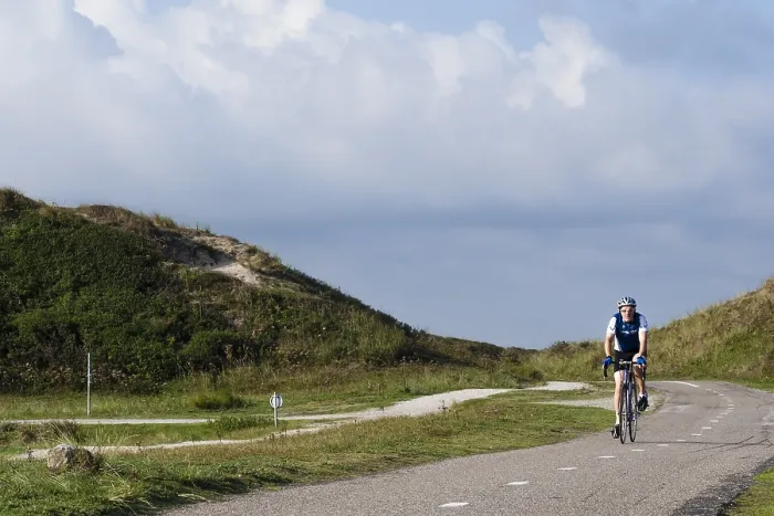 Gerahmter Druck : Radfahrer in Dünen Gerahmter Druck : Radfahrer in Dünen