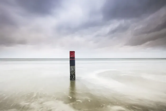 Gerahmter Druck : Landmark. Ein Pole am Strand von Texel Gerahmter Druck : Landmark. Ein Pole am Strand von Texel