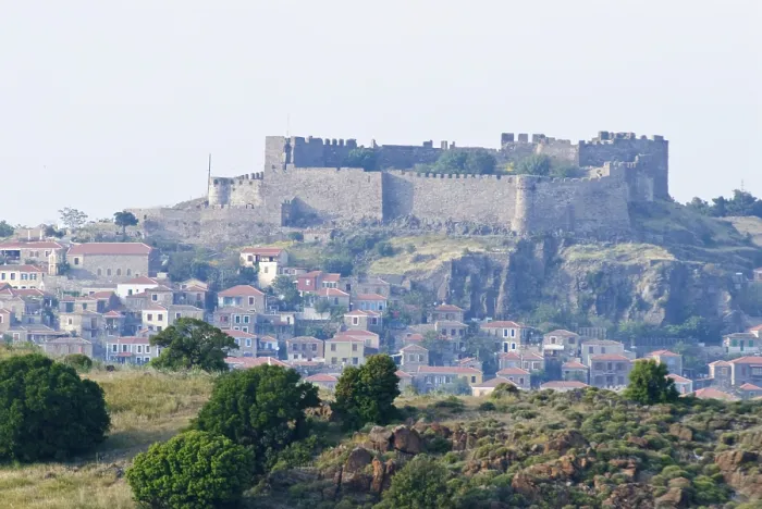 Gerahmter Druck : Lesbos. Blick auf das Dorf Molyvos Lesbos Griechenland Gerahmter Druck : Lesbos. Blick auf das Dorf Molyvos Lesbos Griechenland