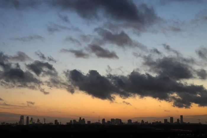 Gerahmter Druck : Rotterdam. Die Skyline von Rotterdam in der Abenddämmerung