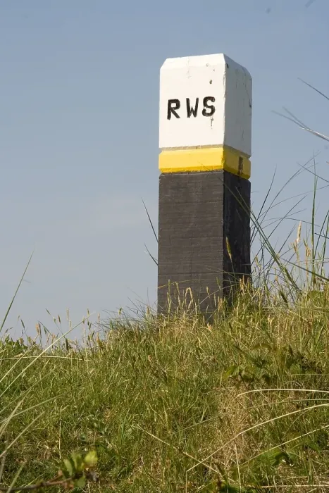 Gerahmter Druck : Strandpfeiler, Pfahl Gerahmter Druck : Strandpfeiler, Pfahl