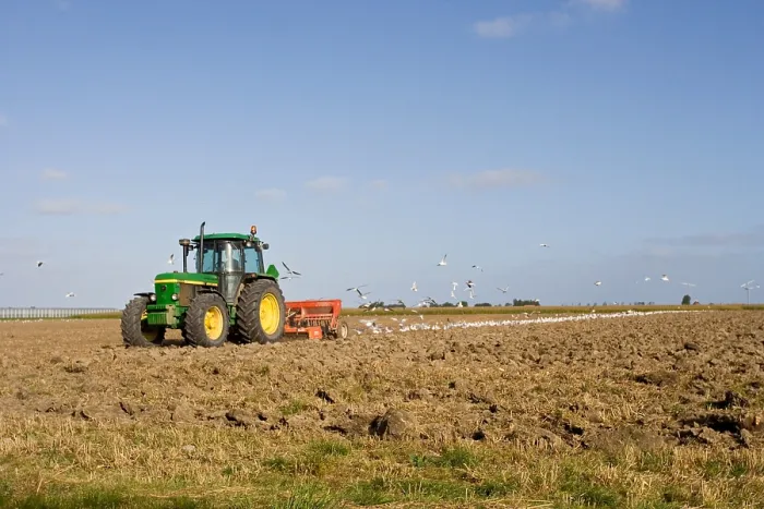 Gerahmter Druck : Wanderer, Traktor Gerahmter Druck : Wanderer, Traktor