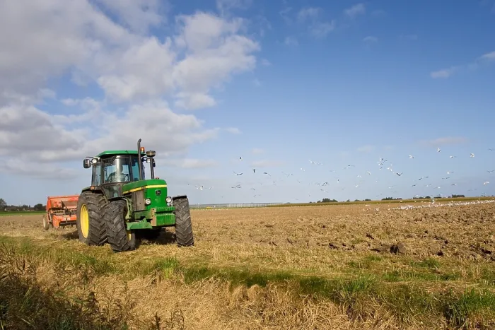 Gerahmter Druck : Wanderer, Traktor Gerahmter Druck : Wanderer, Traktor