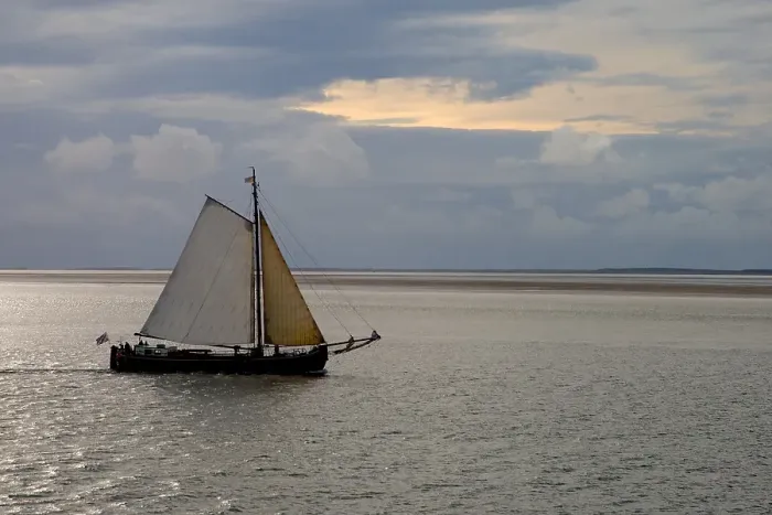 Gerahmter Druck : Ruderkahn, Segelschiff Gerahmter Druck : Ruderkahn, Segelschiff