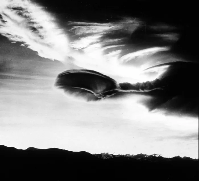 Gerahmter Druck : Wolken von Altocumulus Lenticularis Typ Gerahmter Druck : Wolken von Altocumulus Lenticularis Typ