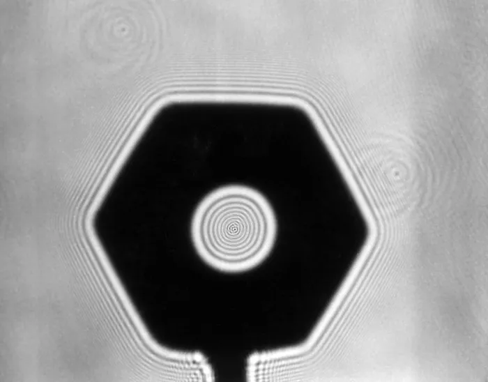 Gerahmter Druck : Fresnel-Diffraction durch Nuss. Gerahmter Druck : Fresnel-Diffraction durch Nuss.
