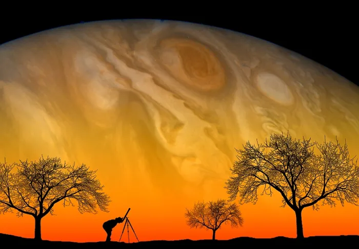 Gerahmter Druck : Astronomy. In dieser kombinierten Fotografie blickt ein Amateurastronom zum Himmel auf Gerahmter Druck : Astronomy. In dieser kombinierten Fotografie blickt ein Amateurastronom zum Himmel auf