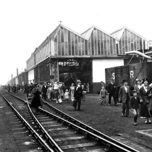 Arbeiter des Swindon Works stiegen im Jahr 1934 die Triebwagenzüge an, um nach dem Urlaub zurück zu den Arbeitern Arbeiter des Swindon Works stiegen im Jahr 1934 die Triebwagenzüge an, um nach dem Urlaub zurück zu den Arbeitern