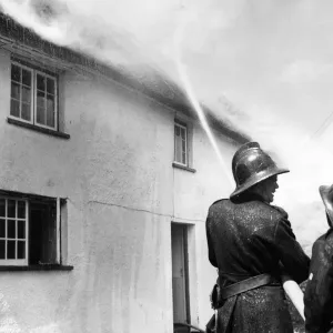 Feuerwehrleute im Einsatz, Exminster, Devon Feuerwehrleute im Einsatz, Exminster, Devon