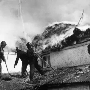 Feuerwehrleute im Einsatz, Exminster, Devon Feuerwehrleute im Einsatz, Exminster, Devon