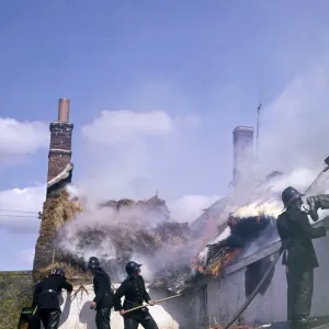 Feuerwehrleute im Einsatz, Exminster, Devon Feuerwehrleute im Einsatz, Exminster, Devon