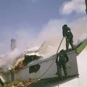 Feuerwehrleute im Einsatz, Exminster, Devon Feuerwehrleute im Einsatz, Exminster, Devon