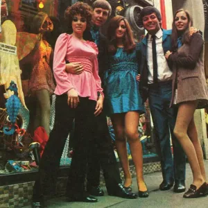 Tony Blackburn con algunas cosas muy groovies en la calle Carnaby Tony Blackburn con algunas cosas muy groovies en la calle Carnaby