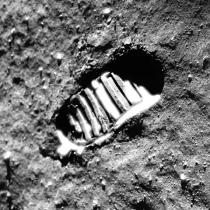 Il piede dell'astronauta Apollo 11 sulla Luna. Il piede dell'astronauta Apollo 11 sulla Luna.