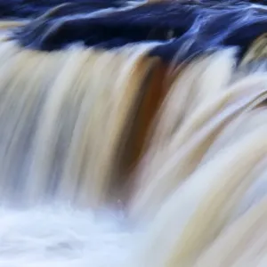 Impression astratto di Sorgenti Superiori del Salto d'Aysgarth a Wensleydale in Nord Yorksire nel Regno Unito dell'Europa Impression astratto di Sorgenti Superiori del Salto d'Aysgarth a Wensleydale in Nord Yorksire nel Regno Unito dell'Europa