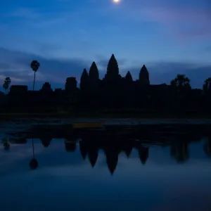 El complejo arqueológico de Angkor antes del amanecer en Angkor es un sitio patrimonio mundial de la Unesco y se encuentra en el municipio cambojano de Siem Reap El complejo arqueológico de Angkor antes del amanecer en Angkor es un sitio patrimonio mundial de la Unesco y se encuentra en el municipio cambojano de Siem Reap