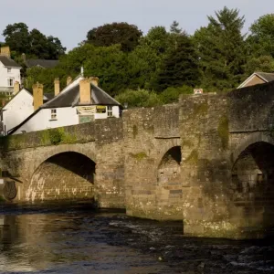 Puentes sobre el río Usk en Crickhowell, Powis del Reino Unido de Gales y Europa Puentes sobre el río Usk en Crickhowell, Powis del Reino Unido de Gales y Europa