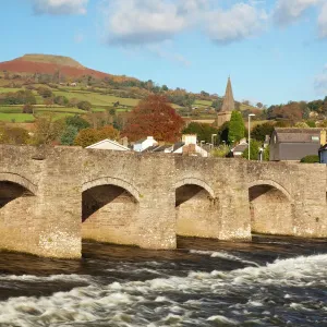 Ponte sobre el río Usk en Crickhowell, Powis del Reino Unido de Gales y Europa Ponte sobre el río Usk en Crickhowell, Powis del Reino Unido de Gales y Europa