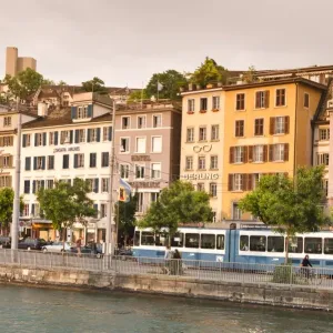 Edifici sul fiume Limmat, centro storico di Zurigo in Svizzera nell'Europa Edifici sul fiume Limmat, centro storico di Zurigo in Svizzera nell'Europa