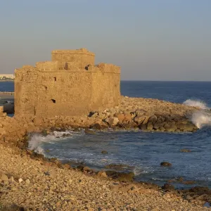 Castillo que protege el puerto de Pafos en Chipre, Mediterráneo Europa Castillo que protege el puerto de Pafos en Chipre, Mediterráneo Europa