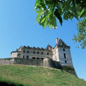Casa de la familia Du Bellay en el Château de Biron, situado a las afueras del pueblo francés de Caux y cerca del lago. El edificio fue construido entre 1550 y 1565 por Jacques du Bellay, un poeta franco-italiano que vivió durante la Renaissance Casa de la familia Du Bellay en el Château de Biron, situado a las afueras del pueblo francés de Caux y cerca del lago. El edificio fue construido entre 1550 y 1565 por Jacques du Bellay, un poeta franco-italiano que vivió durante la Renaissance