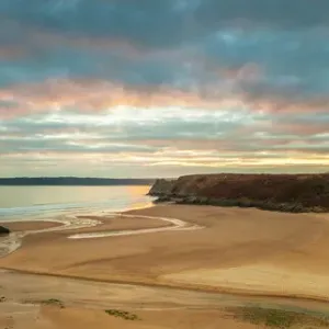 Tres Cañones de la Bahía Three Caves of Bay Tres Cañones de la Costa del Mar Tres caños en el mar. La bahía tres cañas es una playa ubicada en Gower Peninsula y Swansea. En este lugar se encuentra West Glamorgan, un área que forma parte de Wales e Inglate