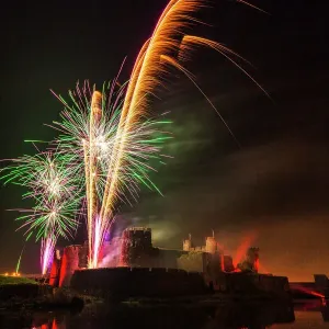 Fuegos artificiales en el Castillo de Caerphilly,Caerphylli,Suecia del Sur,Wales Unido,Europa Fuegos artificiales en el Castillo de Caerphilly,Caerphylli,Suecia del Sur,Wales Unido,Europa