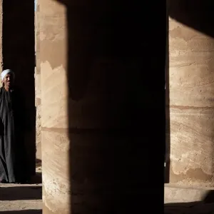 Una figura sola se encuentra entre los templos de Karnak, Tebas, Sitio Patrimonial Mundial de la UNESCO Una figura sola se encuentra entre los templos de Karnak, Tebas, Sitio Patrimonial Mundial de la UNESCO