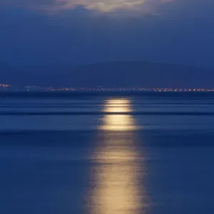 Luna llena sobre el Mumbles en Swansea, Gales del Reino Unido Europa
