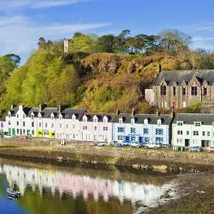 Casas de múltiples colores con reflejos en el puerto de Portree. Isla de la Escocia del Norte y las Islas. Reino Unido. Europa Casas de múltiples colores con reflejos en el puerto de Portree. Isla de la Escocia del Norte y las Islas. Reino Unido. Europa