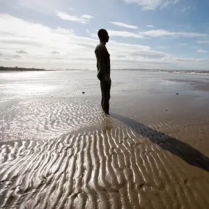 Eine Skulptur von Antony Gormley am Strand in Crosby bei Liverpool