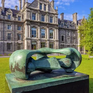 Reclining Connected Forms von Henry Moore, Trinity College, Dublin, Republik Irland, Europa
