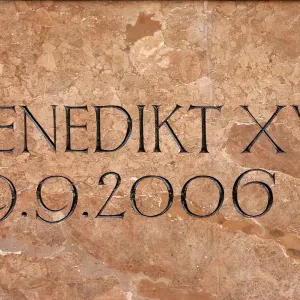Placa conmemorativa del papa Benito XVI en su visita al Marienplatz de Múnich, Bávaro y Alemania Placa conmemorativa del papa Benito XVI en su visita al Marienplatz de Múnich, Bávaro y Alemania