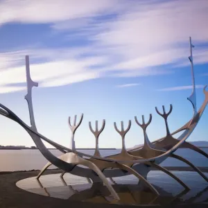 Solfar (Vagabundo del Sol), icónico escultura de acero inoxidable contemporánea que representa una nave vikinga por Jon Gunnar Arnason en Reykjavik, Islandia y regiones polares. Solfar (Vagabundo del Sol), icónico escultura de acero inoxidable contemporánea que representa una nave vikinga por Jon Gunnar Arnason en Reykjavik, Islandia y regiones polares.