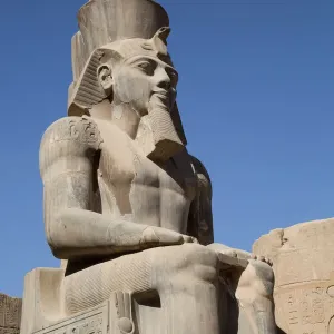 Estatua de Ramses II sentado en el patio del faraón Rameses II. Templo de Amun - Hoya del Farao Ramesses 2 en la ciudad de Luksur o Tebas y Patrimonio Mundial por la UNESCO Estatua de Ramses II sentado en el patio del faraón Rameses II. Templo de Amun - Hoya del Farao Ramesses 2 en la ciudad de Luksur o Tebas y Patrimonio Mundial por la UNESCO