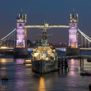 Puentes Torre y el HMS Belfast en la río Támesis a la caída de la tarde, Londres, Inglaterra Reino Unido Puentes Torre y el HMS Belfast en la río Támesis a la caída de la tarde, Londres, Inglaterra Reino Unido