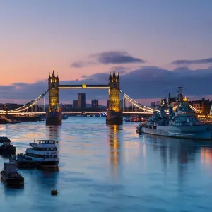 Puentes Torre y HMS Belfast al amanecer en Londres Inglaterra Reino Unido Europa Puentes Torre y HMS Belfast al amanecer en Londres Inglaterra Reino Unido Europa