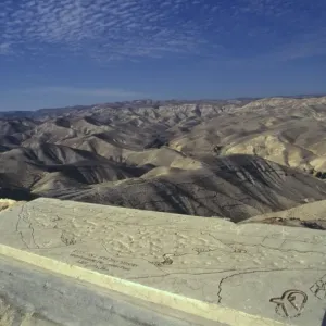 Perspectiva desde la cima de una falda con un mapa descriptivo grabado en una piedra Perspectiva desde la cima de una falda con un mapa descriptivo grabado en una piedra
