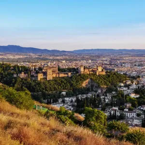 Paisaje urbano con vista elevada de la Alhambra al atardecer en Granada y Andalucía España Paisaje urbano con vista elevada de la Alhambra al atardecer en Granada y Andalucía España