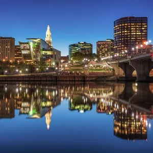 Reflejo del paisaje urbano a la caída de la tarde, Hartford, Connecticut, EE.UU. Reflejo del paisaje urbano a la caída de la tarde, Hartford, Connecticut, EE.UU.