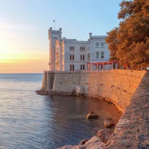 Atardecer en el Castillo de Miramare, Trieste, Friuli-Venezia Giulia, Italia Atardecer en el Castillo de Miramare, Trieste, Friuli-Venezia Giulia, Italia