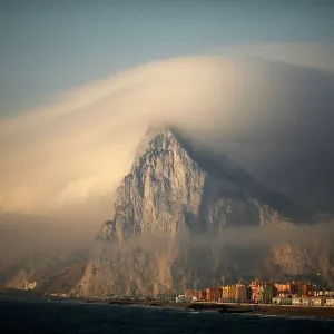 Gibraltar ist teilweise von Nebel bedeckt. Gibraltar ist teilweise von Nebel bedeckt.