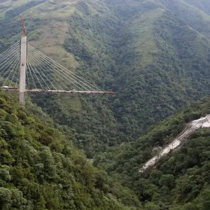 Visión de un puente en construcción que se derrumbó dejando muertos Visión de un puente en construcción que se derrumbó dejando muertos