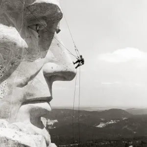 ESCALANDO LA MONTAÑA RUSHMORE. Escalando la cara del Presidente Abraham Lincoln en el Monumento Nacional Mount Rushmore en Dakota del Sur, 1937. ESCALANDO LA MONTAÑA RUSHMORE. Escalando la cara del Presidente Abraham Lincoln en el Monumento Nacional Mount Rushmore en Dakota del Sur, 1937.