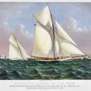 LE CUP D'AMÉRIQUE, 1886. Le Mayflower salué par la flotte en traversant le bout de la Galatea sur le quatrième virage dans la première course le 7 septembre 1886, New York. Lithographie à couleur par Currier & Ives, v. 1886 LE CUP D'AMÉRIQUE, 1886. Le Mayflower salué par la flotte en traversant le bout de la Galatea sur le quatrième virage dans la première course le 7 septembre 1886, New York. Lithographie à couleur par Currier & Ives, v. 1886