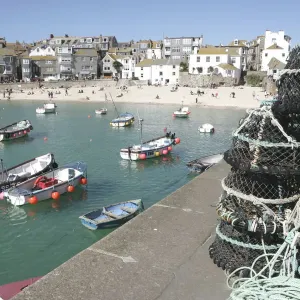 Pescatori di St Ives nel Porto storico a Portloe, Cornovaglia. Pescatori di St Ives nel Porto storico a Portloe, Cornovaglia.