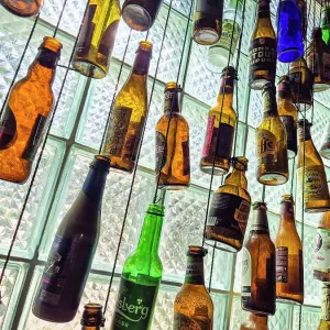 Laos, Luang Prabang, botellas de cerveza vacías. Laos, Luang Prabang, botellas de cerveza vacías.