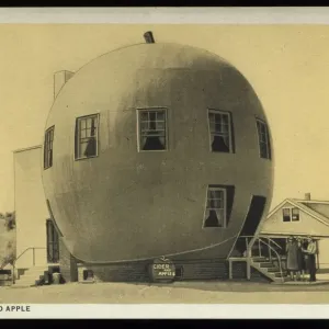 Big Red Apple. ca. 1928, Wathena, Kansas, USA, The Big Red Apple. 30 feet high. HUNT BROS. ORCHARD, WATHENA, KAS. Fermatevi alla Millers Pharmacy per un servizio di fontana di alta classe Big Red Apple. ca. 1928, Wathena, Kansas, USA, The Big Red Apple. 30 feet high. HUNT BROS. ORCHARD, WATHENA, KAS. Fermatevi alla Millers Pharmacy per un servizio di fontana di alta classe