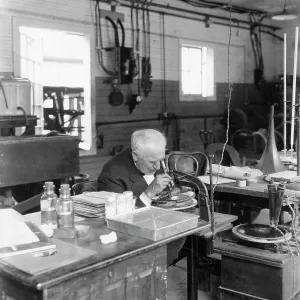 Thomas Edison Regardant à travers le Microscope. Thomas Edison Regardant à travers le Microscope.